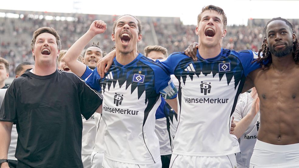 Der Hamburger SV hat zwei Tage vor Saisonende den Bundesliga-Klassenerhalt dingfest gemacht. Für die Hamburger kann es sich trotzdem lohnen, auch in den verbleibenden zwei Spielen alles zu geben. Foto: IMAGO/Steinsiek.ch/Tobias Wentzell