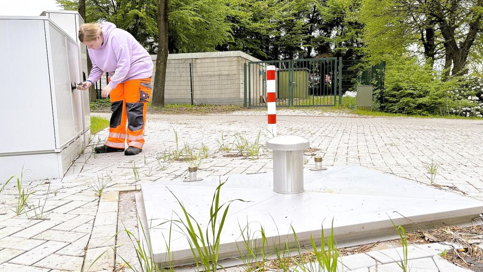 Die Auszubildende Tabea Heeren an der neuen Pumpstation in Marcardsmoor. Foto: Nicole Böning