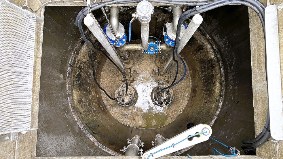 Blick in die neue Abwasser-Pumpstation in Marcardsmoor: Von hier wird das Schmutzwasser über die Druckrohrleitung zur Kläranlage am Rotenburger Weg gefördert. In der kurzen Zeit hat sich hier bereits eine beachtliche Menge an Feuchttüchern und Lappen angesammelt. Foto: Nicole Böning