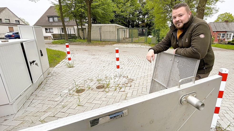 Derrick Saathoff an der neuen Pumpenanlage, die das Abwasser in Richtung der Kläranlage in der Rotenburger Straße drückt. Im Hintergrund ist die alte EWE-Kläranlage zu sehen. Foto: Nicole Böning
