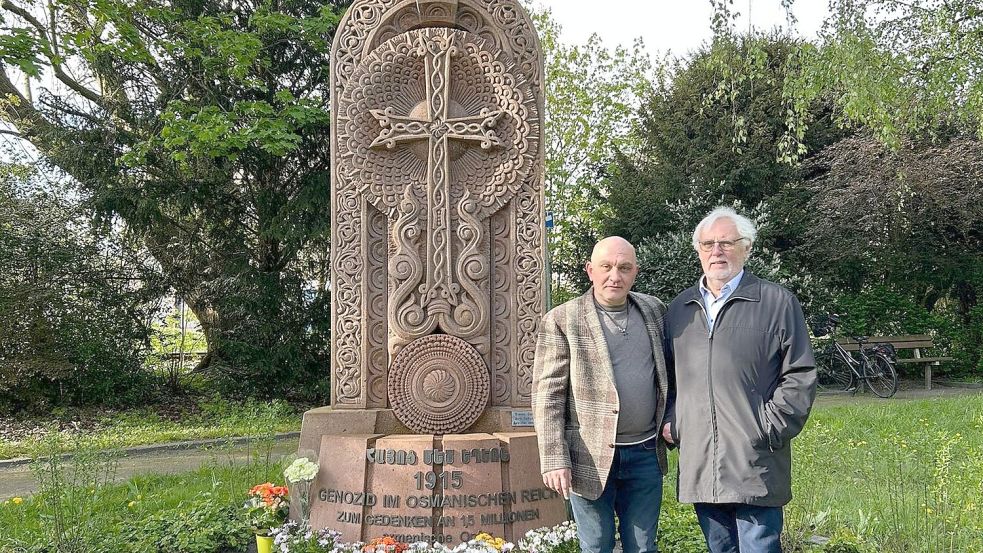 Leers stellvertretender Bürgermeister Bruno Schachner (rechts) und Albert Tovmasyan am Denkmal der Armenier. Foto: Armenischer Verein Leer