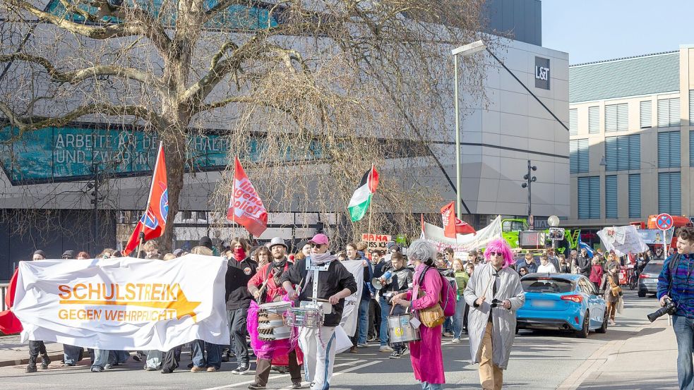 Schon im März protestierten zahlreiche Osnabrücker gegen die Wehrpflicht. Foto: Anneke Stölting