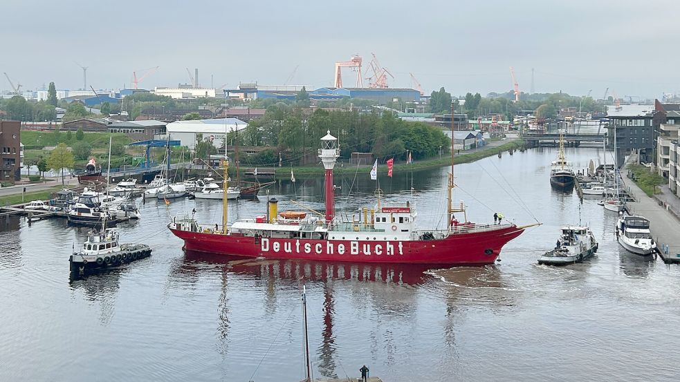 Mit Schlepperhilfe hat das Feuerschiff am Montag, 4. Mai, den Emder Ratsdelft verlassen. Foto: Esther Saathoff
