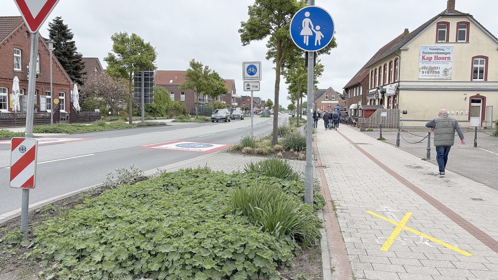 Die Fahrradzeichen auf dem bisherigen Radweg wurden deutlich durchgestrichen. Foto: Rebecca Kresse