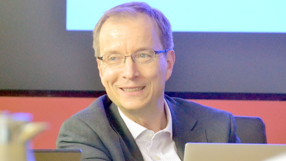 Steffen Döring von der Beratungsfirma KPMG erläuterte die Fusion der Klinikgesellschaften. Foto: Aiko Recke