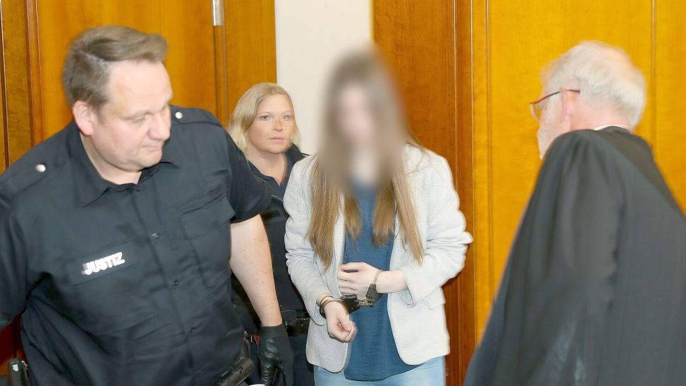 Die Angeklagte und das Opfer kannten sich aus einer Wohngruppe einer Kinder- und Jugendhilfe. Foto: Stefan Rampfel/dpa