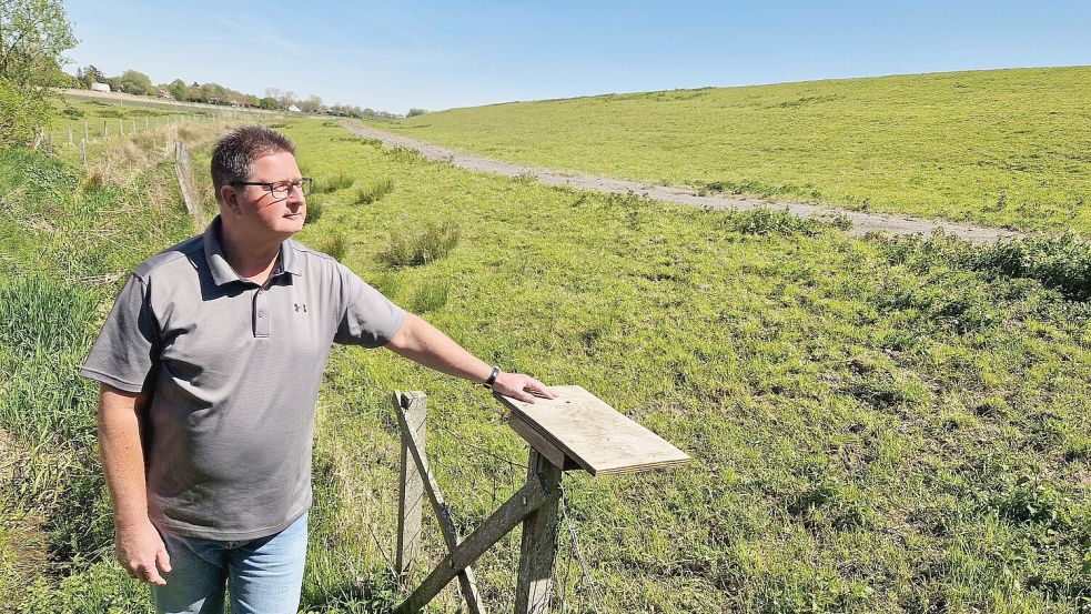 Bingums Ortsvorsteher Sönke Eden würde den Deichverteidigungsweg in Coldam gerne für Spaziergänger zugänglich machen. Foto: Tatjana Gettkowski