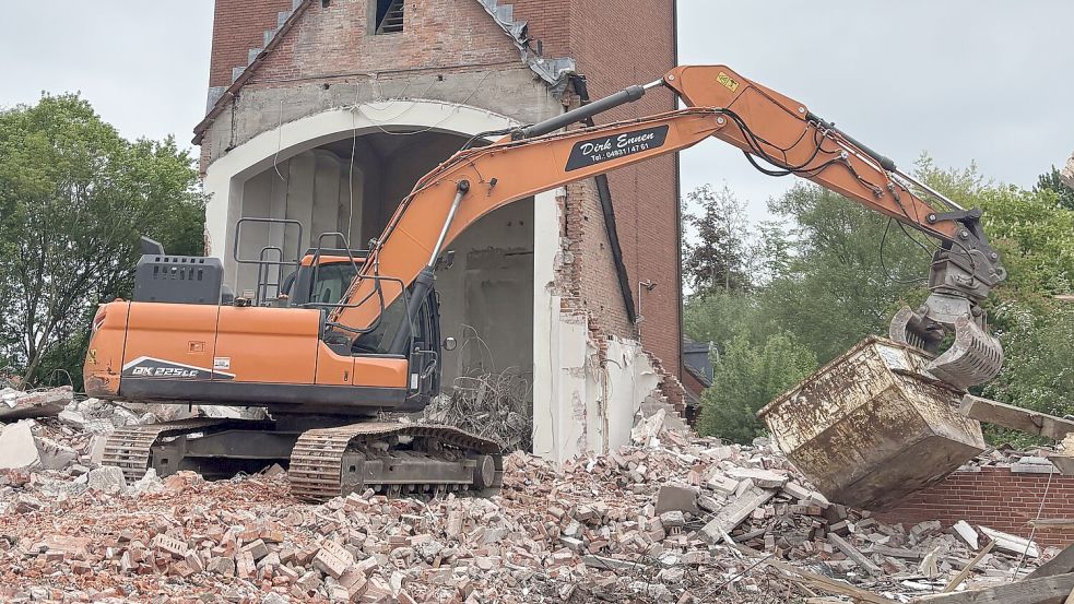 Der Kirchturm steht kurz vor dem Abriss. Foto: Donia Rezkalla