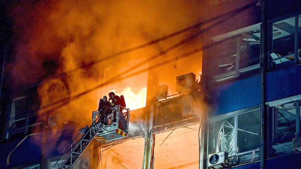 Die frontnahe Industriestadt Saporischschja ist immer wieder Ziel russischer Gleitbomben und Raketen. (Archivbild) Foto: -/Ukrinform/dpa