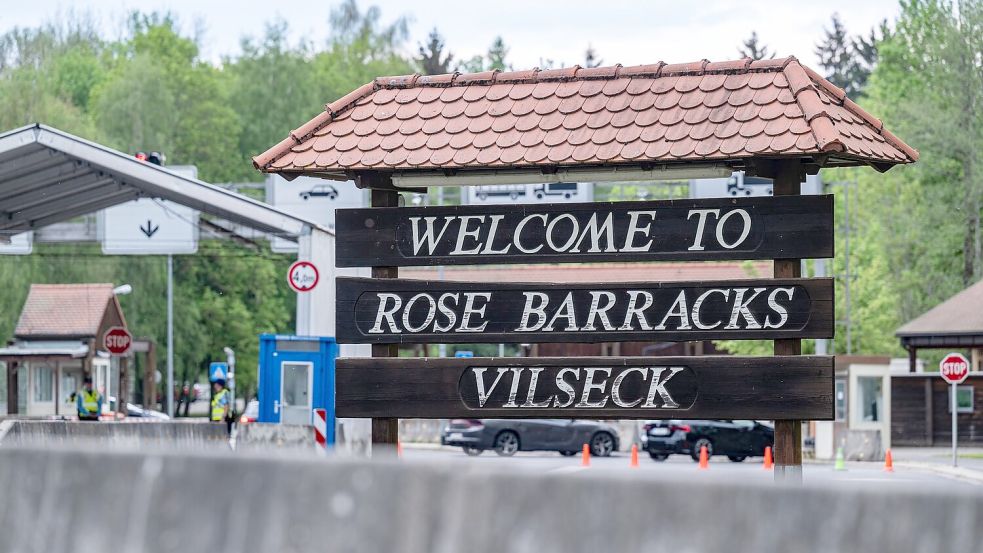 „Welcome to Rose Barracks Vilseck“, steht am Eingang zum US-Standort in der Oberpfalz. Das US-Verteidigungsministerium hatte angekündigt, rund 5.000 der etwa 39.000 in Deutschland stationierten US-Soldaten abzuziehen. Foto: Armin Weigel