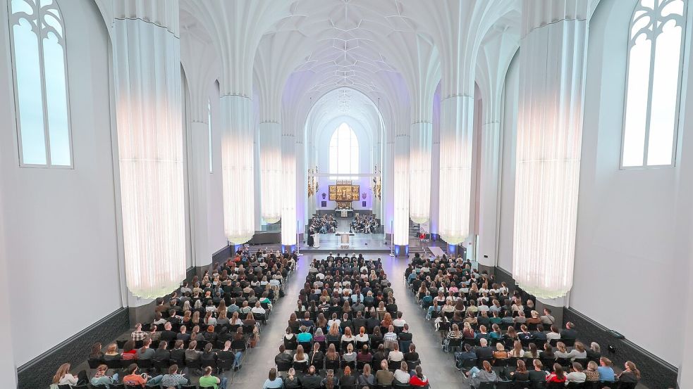 Im Paulinum der Universität Leipzig kamen viele Menschen zu einer Gedenkandacht für die Opfer zusammen. Foto: Jan Woitas/dpa
