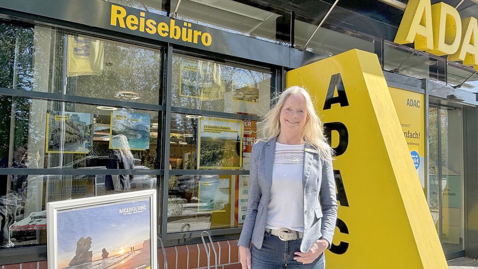 Vor allem Familien würden die nachträglichen Kraftstoffzuschläge bei der Urlaubsbuchung deutlich spüren, sagt Angela Zieler vom ADAC-Reisebüro. Foto: Jurij Babanin