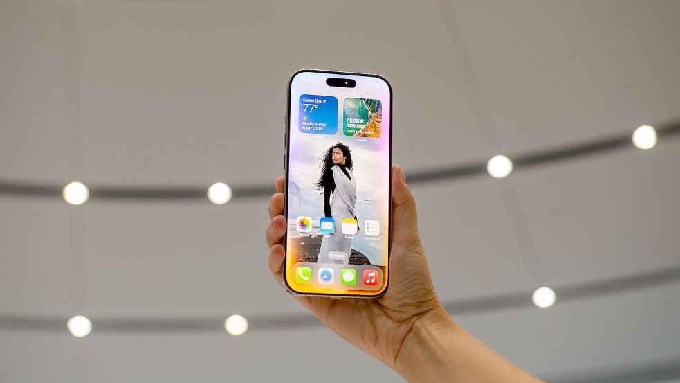 Apple hatte vor der Vorstellung der iPhone-16-Modellreihe neue KI-Funktionen angekündigt und Werbung dafür gemacht. (Archivbild) Foto: Andrej Sokolow