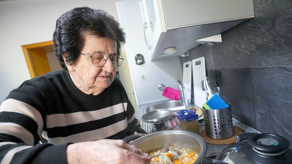 Die 79-Jährige kocht immer noch gerne jeden Tag selbst. Foto: Christoph Reichwein