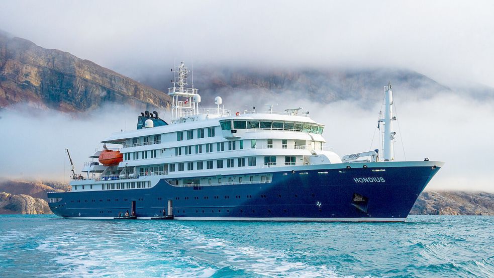 Bereits drei Tote nach Hantavirus-Ausbruch auf Kreuzfahrtschiff: Die „Hondius“ liegt vor Kap Verde vor Anker. Foto: dpa/Oceanwide Expeditions/Uncredited