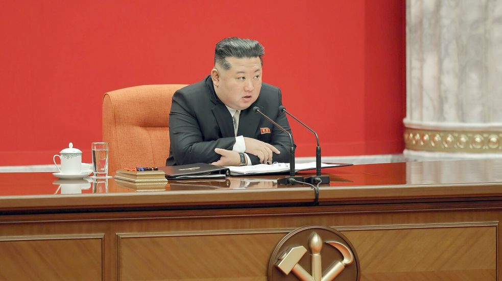 Nordkoreas Machthaber Km Jong Un rückt von dem jahrzehntelangen Ziel einer Wiedervereinigung mit Südkorea ab. (Archivbild) Foto: Uncredited/KCNA/KNS/dpa