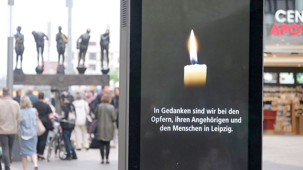 Nach der Amokfahrt in der Fußgängerzone herrschen in Leipzig Trauer und Fassungslosigkeit. Foto: Sebastian Willnow/dpa