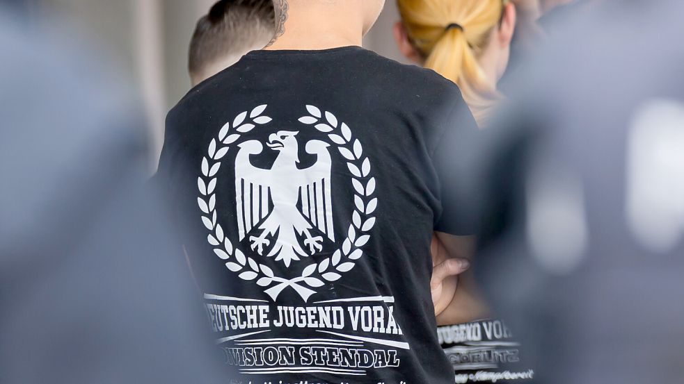 Auf dem T-Shirt eines Teilnehmers steht „Deutsche Jugend voran“ bei einem rechten Gegenprotest anlässlich des Christopher Street Days (CSD) in Falkensee. DPA-Symbolbild: Christoph Soeder