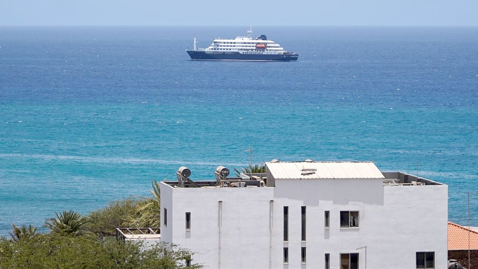 Das betroffene Schiff liegt im Hafen von Praia, Kap Verde. Foto: Arilson Almeida