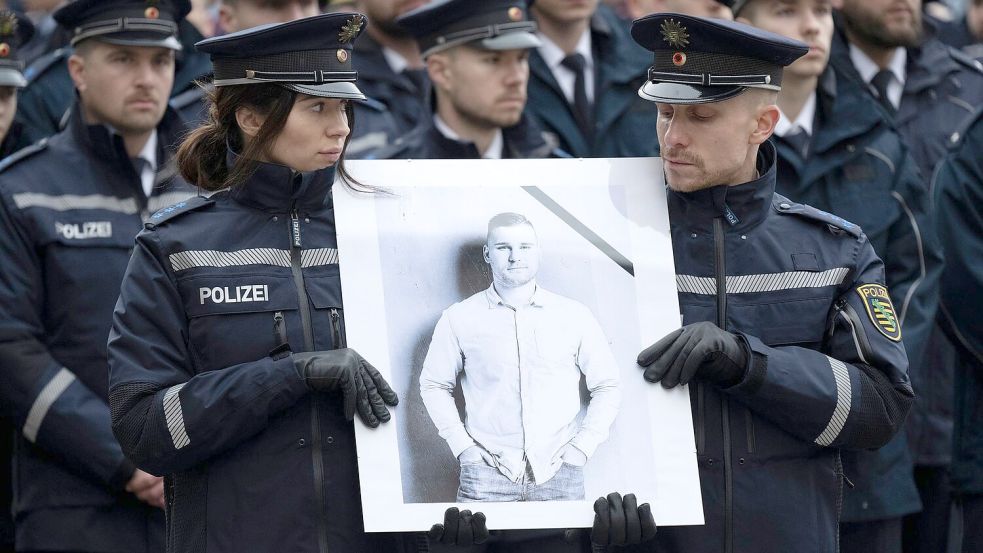 Bei einem Gedenkgottesdienst hatten Polizisten und Polizistinnen ihres getöteten Kollegen gedacht. (Archivbild) Foto: Sebastian Kahnert