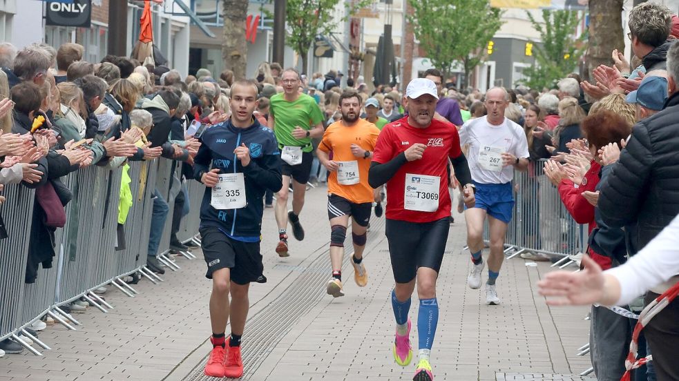 Am Dienstagabend liefen die Dörloper und rund 500 Tagesläufer über die Auricher Fußgängerzone ins Ziel auf dem Marktplatz ein. Auf dem Weg dahin brach ein Läufer zusammen. Foto: Wilfried Gronewold