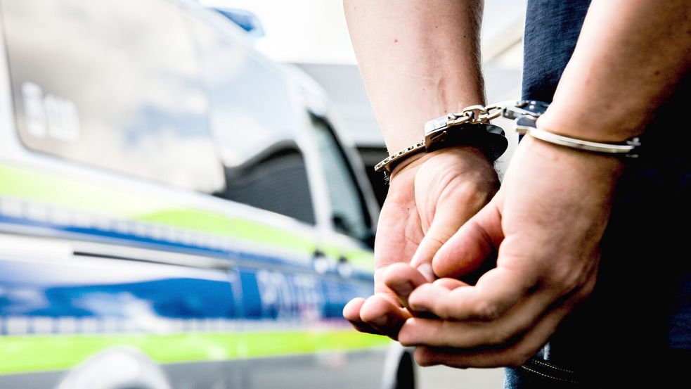 Der Polizei ist ein Schlag gegen bandenmäßige Telefonbetrüger gelungen, die sich als Polizisten ausgegeben haben. Foto: imago images / Fotostand