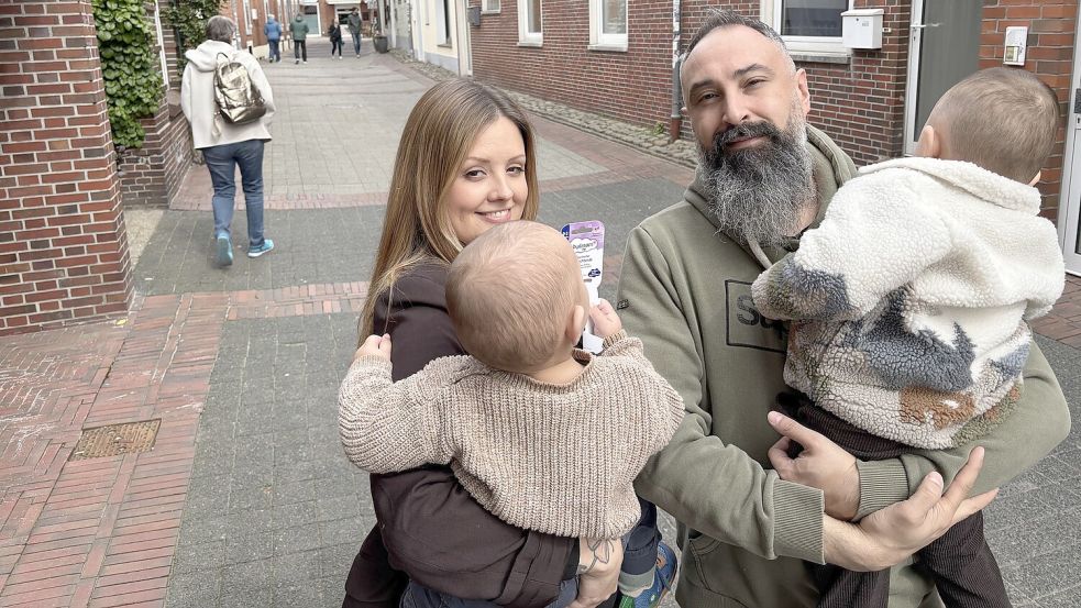 Maike und Benjamin Hakbilir machen sich Sorgen, wenn sie mir ihren Kindern Emil und Leo in der Fußgängerzone unterwegs sind. Foto: Mieke Matthes