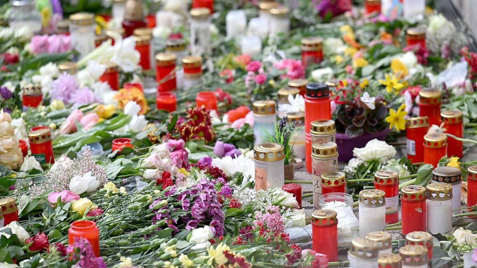 Nach Amokfahrt in Leipzig: Ermittler schweigen zu Motiven und die Anteilnahme der Bevölkerung wächst. Foto: Hendrik Schmidt/dpa