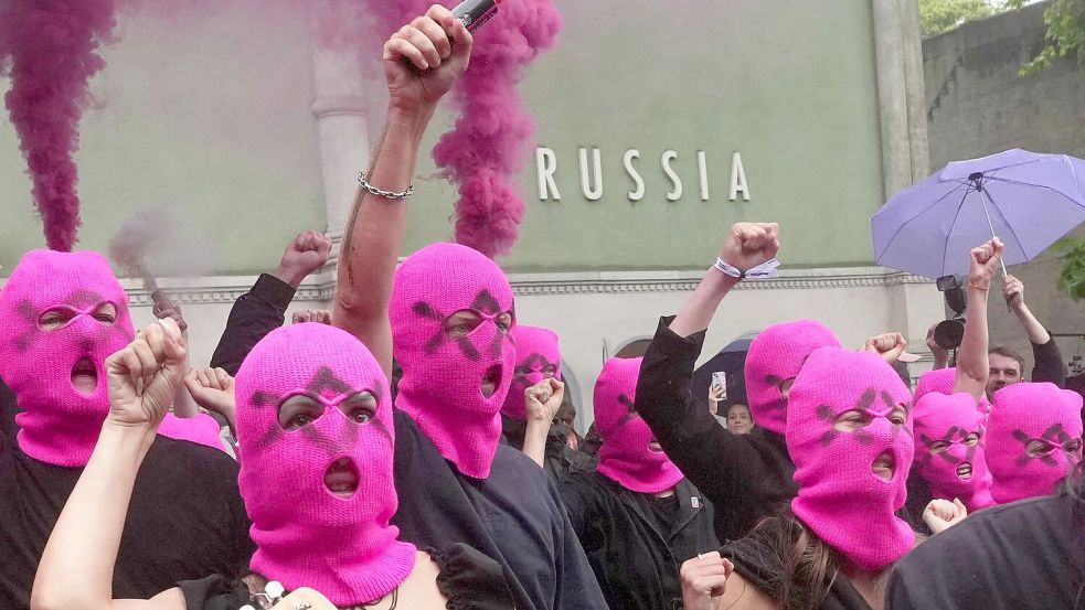 Mit farbigen Rauchbomben protestierte das russische Künstlerkollektiv Pussy Riot vor dem russischen Pavillon in Venedig. Foto: Luca Bruno