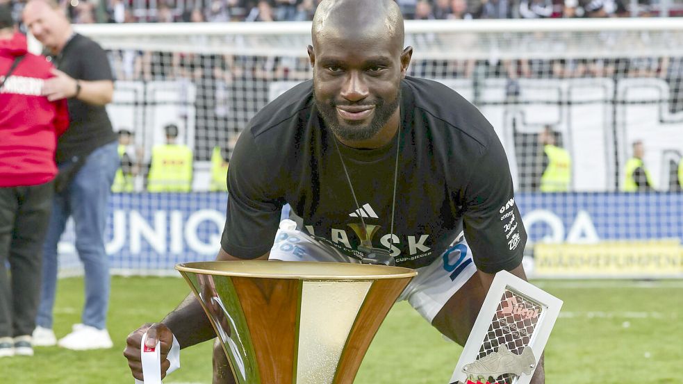 Samuel Adeniran präsentiert stolz den Pokal und die Siegermedaille. Fotos: Imago