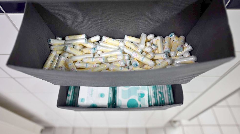 Tampons und Binden gibt es an einigen Schulen im Landkreis Leer auf den Mädchentoiletten gratis für die Schülerinnen. Foto: DPA/Archiv