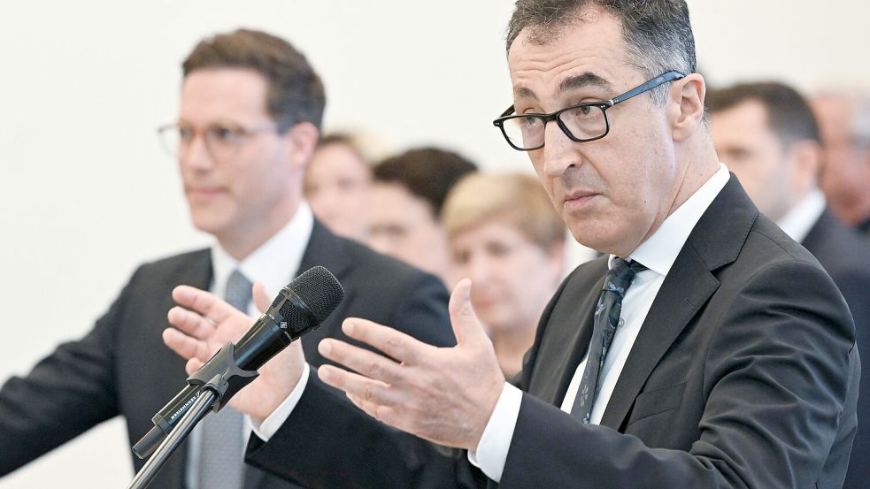 Cem Özdemir (rechts) von den Grünen und Manuel Hagel (links, CDU) präsentierten ihr Regierungsprogramm „Aus Verantwortung fürs Land - Gemeinsam stark in stürmischen Zeiten“. Foto: THOMAS KIENZLE