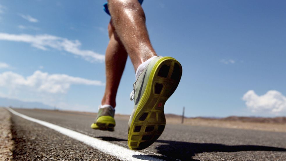 Ein 28-jähriger Ultra-Läufer will mit 14 Marathons bei extremer Hitze einen neuen Rekord aufstellen und hat sich als Startpunkt den Badwater Basin im kalifornischen Death Valley ausgesucht. Foto: IMAGO/Chris Sweda