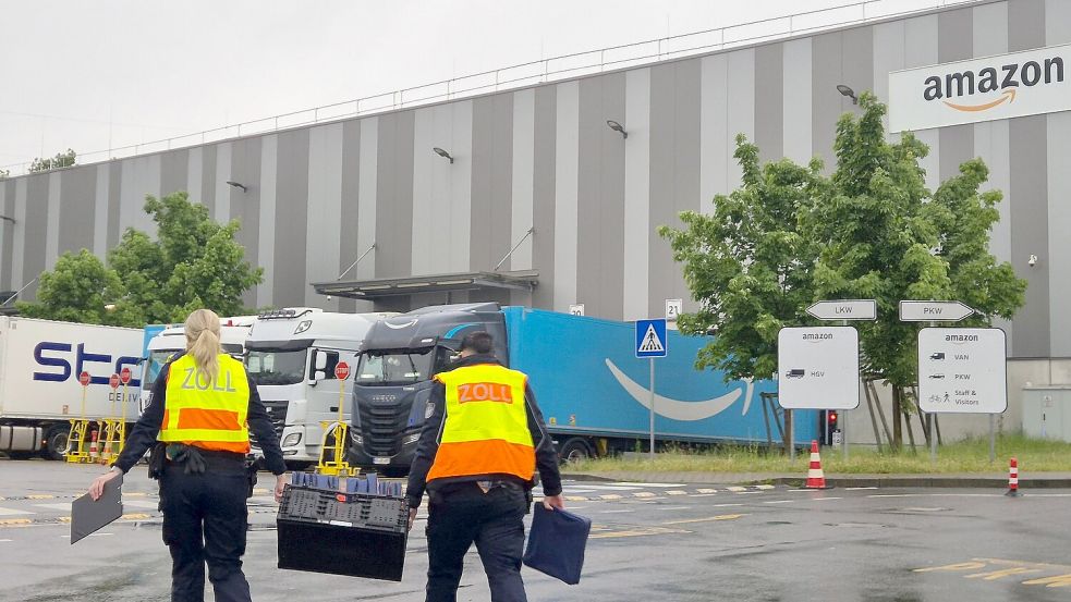 Zöllner wurden am Mittwoch auch an einem Kölner Amazon-Standort vorstellig. Foto: -