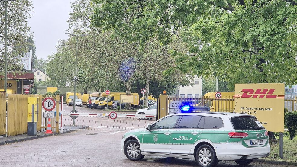 Marktführer DHL setzt zwar nur recht wenig auf Subunternehmer, trotzdem nahmen Zöllner auch den Bonner Logistiker unter die Lupe. Foto: -