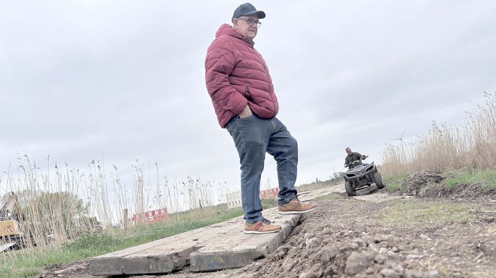 Die Eisinghuser Straße ist Zufahrstraße für eine Baustelle von Amprion in Abbingwehr. Heinrich Hallwaß (links) und Achim Schröder machen sich Sorgen über den Zustand der Straße. Foto: Hannah Weiden