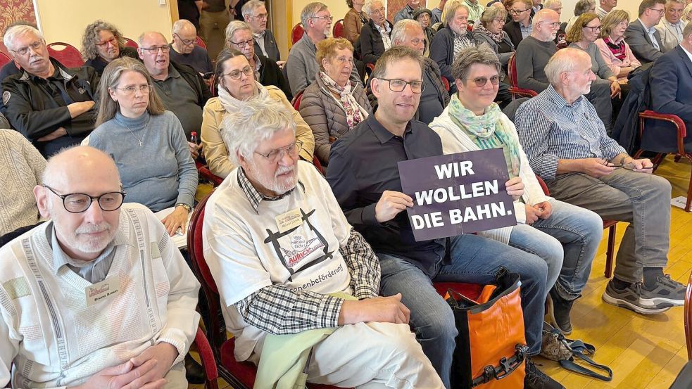Im Publikum saßen sowohl Befürworter als auch Gegner des Bahnausbaus. Foto: Aiko Recke
