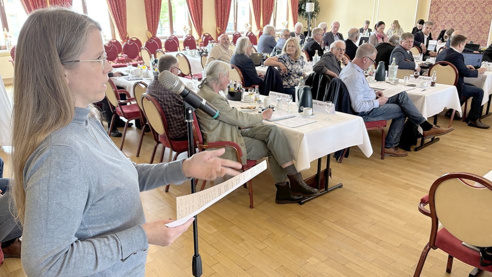 Die Sprecherin der Bürgerinitiative gegen den Bahnausbau, Anja Stresow, stellte in der Kreistagssitzung mehrere kritische Fragen an Landrat Olaf Meinen. Foto: Aiko Recke