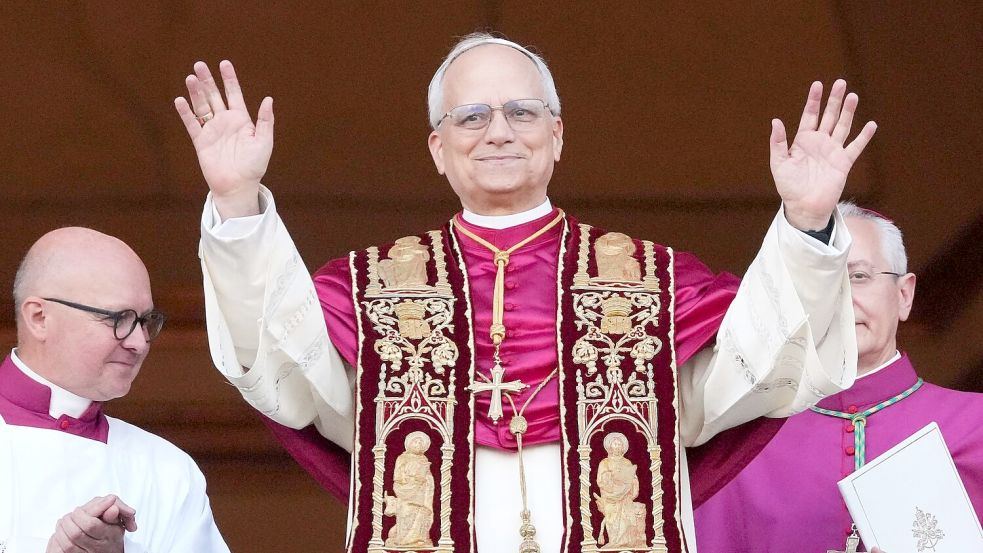 Papst Leo XIV. am Tag seiner Wahl. (Archivbild) Foto: Alessandra Tarantino/AP/dpa