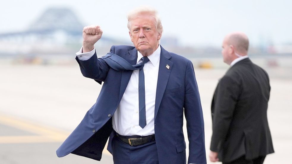 US-Präsident Donald Trump überzog den amerikanischen Papst mit einer Schimpftirade. (Archivbild) Foto: Evan Vucci/AP/dpa