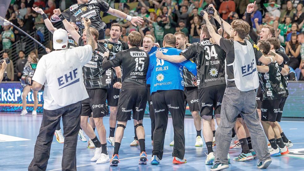 Die Füchse Berlin feierten ausgelassen den Halbfinal-Einzug. Foto: Andreas Gora