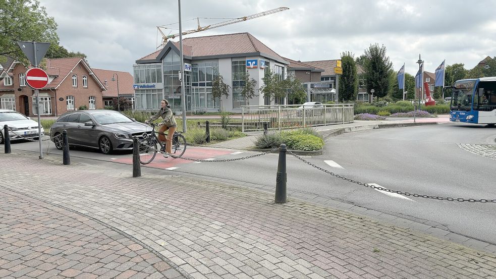 Kreisverkehr an der B 438 in Westrhauderfehn: Eine Radfahrerin fährt vorschriftsmäßig in Fahrtrichtung durch den Kreisel. Bei der geplanten Sanierung sind Maßnahmen geplant, die Fahrten in Gegenrichtung erschweren sollen. Foto: Horst Kruse/Archiv