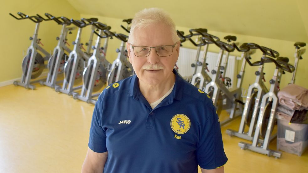 Der Projektbeteiligte und frühere Geschäftsführer des SC Rhauderfehn, Paul Vosseler. Er steht im Bewegungsraum des Vereins, der an seine Auslastungsgrenzen gekommen ist. Eine neue Halle könnte hier für Entlastung sorgen. Foto: Henrik Zein