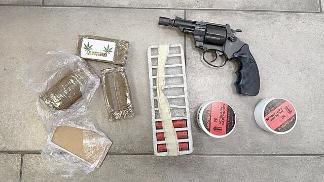 Auf einem Foto zeigt die Polizei einen Teil der Drogen und Waffen, die am Dienstag sichergestellt wurden. Foto: Polizeidirektion Osnabrück