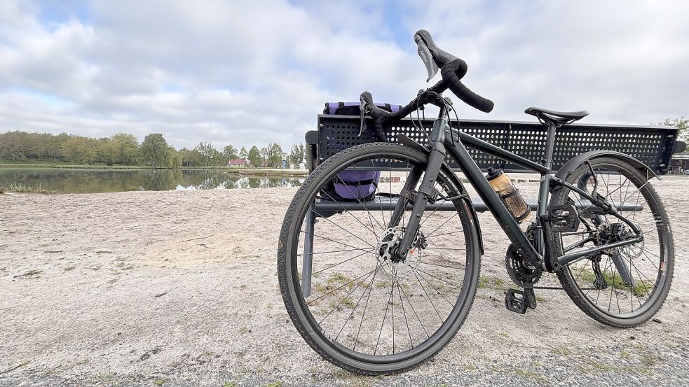 Ein Fahrrad steht am Ihler Meer. Hier finden Teilnehmer eine der Stationen in Ihlow Foto: Christin Wetzel