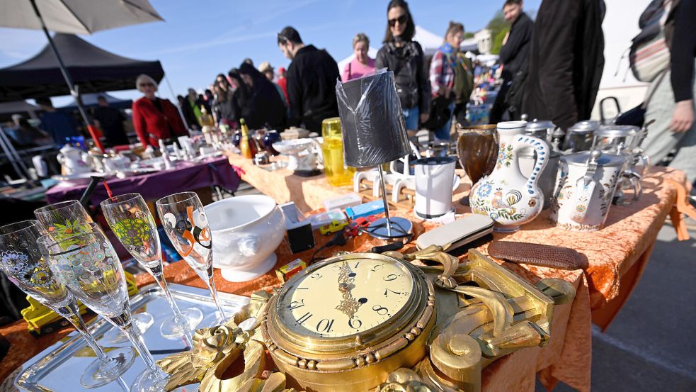 Der Mai ist gekommen – und die Flohmarktsaison geht wieder los. Auch in Ostfriesland. Symbolfoto: Felix Hörhager/DPA