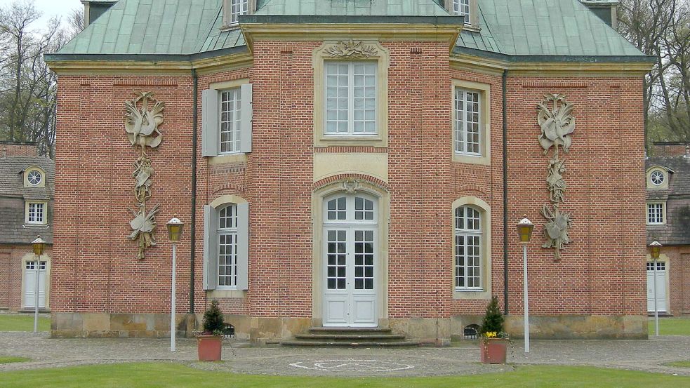 Das einstige Jagdschloss des Kurfürsten und Erzbischofs Clemens August von Köln in Sögel ist heute Museum – und am Sonntag ist es Kulisse für ein großes Garten- und Familienfest. Foto: Norbert Fiks/Archiv