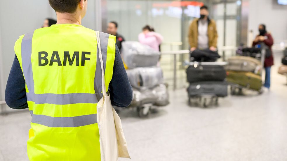 Das Bundesamt für Migration und Flüchtlinge (BAMF) – hier ein Mitarbeiter am Flughafen Hannover – ist für Flüchtlinge zuständig. Foto: Julian Stratenschulte/dpa