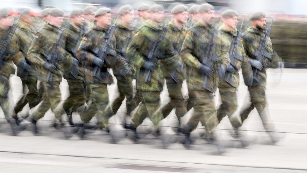 Rund 200.000 junge Leute sind schon aufgefordert worden, den Fragebogen zum Wehrdienst auszufüllen. (Archivfoto) Foto: Julian Stratenschulte