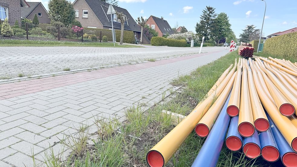 Neben der Straße und dem erst vor Kurzem erneuterten Fuß- und Radweg liegt bereits Baumaterial bereit. Foto: Holger Janssen
